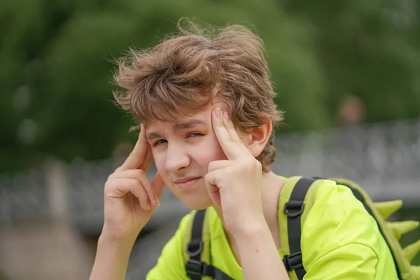 Bir Genç Genç Adam Bir Baş Ağrısı Çekiyor Başını Winces — Stok fotoğraf