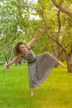 Kızıl saçlı alternatif kız güneşli elma bahçesi traş yürüyüşleri ile bir güneşli yaz gününde gülümseyen