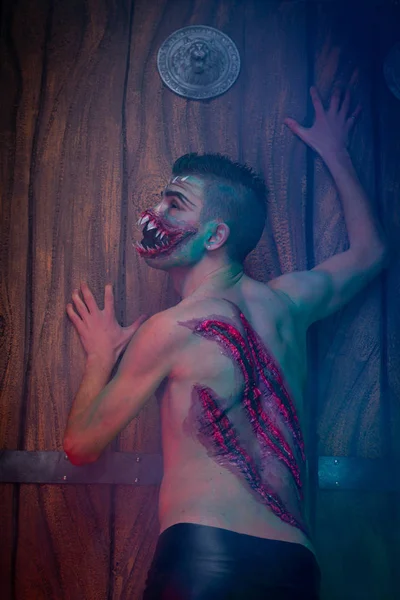 Asustadizo Vampiro Macho Con Enormes Dientes Sangriento Cuerpo Como Halloween —  Fotos de Stock