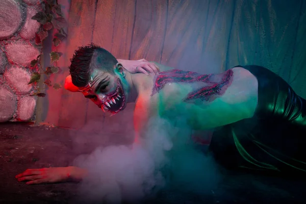 Asustadizo Vampiro Macho Con Enormes Dientes Sangriento Cuerpo Como Halloween — Foto de Stock