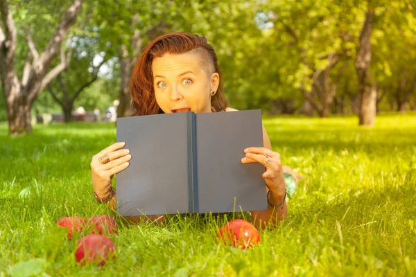 Muito Sorrindo Menina Feliz Livro Leitura Vestido Verde Deitado Grama — Fotografia de Stock