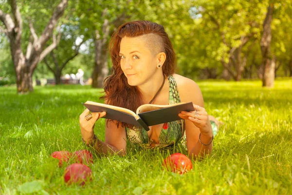 Muito Sorrindo Menina Feliz Livro Leitura Vestido Verde Deitado Grama — Fotografia de Stock