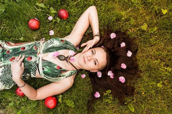 Sorrindo Menina Alternativa Cabelos Vermelhos Com Passeios Raspados Pomar Maçã — Fotografia de Stock