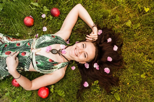 Sorrindo Menina Alternativa Cabelos Vermelhos Com Passeios Raspados Pomar Maçã — Fotografia de Stock