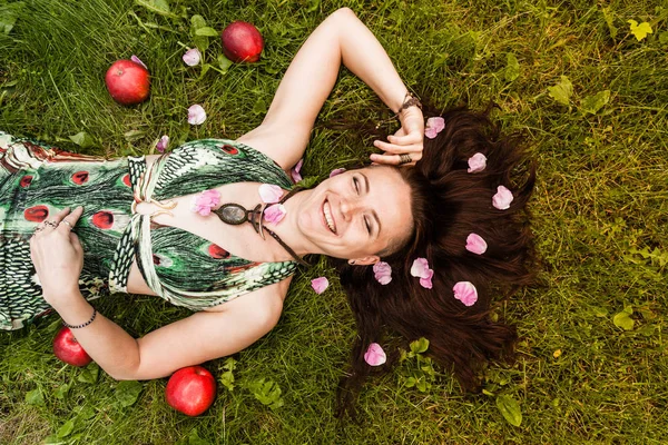 Sorrindo Menina Alternativa Cabelos Vermelhos Com Passeios Raspados Pomar Maçã — Fotografia de Stock