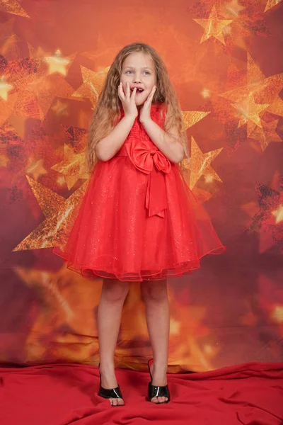 Docela Roztomilé Kavkazské Dítě Dívka Červené Večerní Šaty Vysoké Podpatky — Stock fotografie