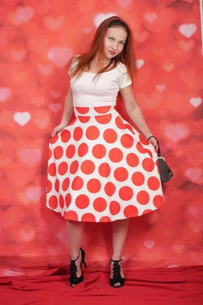 Bonito Elegante Pin Menina Branco Camisa Vermelho Polka Dot Vintage — Fotografia de Stock