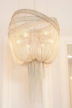 Beyaz arka plan üzerinde modern Gümüş Zincir avize