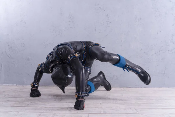 Siyah Lateks Adam Gri Arka Plan Üzerinde Fetiş Köpek Kostüm — Stok fotoğraf