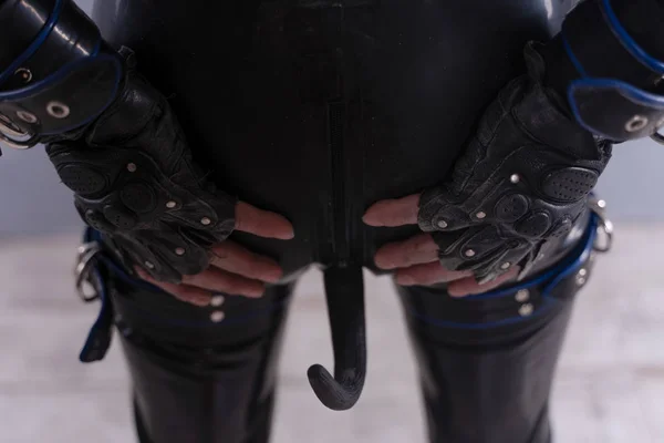 Zwarte Latex Man Gekleed Fetish Hond Kostuum Grijze Achtergrond — Stockfoto