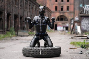 Fetiş lateks lastik kostüm sapıkça maskesi giymiş yetişkin sapık adam