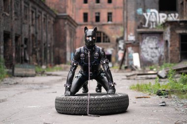 Fetiş lateks lastik kostüm sapıkça maskesi giymiş yetişkin sapık adam