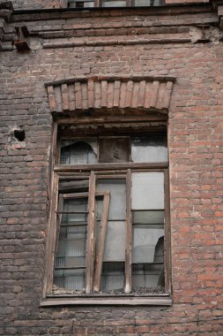 eski terk edilmiş şehir, tuğla binalar ile kırık pencere eşiği