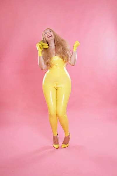 달콤한 바나나와 노란색 라텍스 포즈를 취하는 귀여운 — 스톡 사진