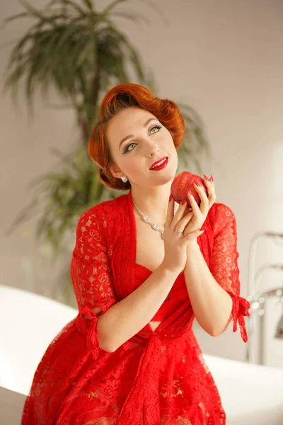 Bela Pin Menina Com Cabelo Vermelho Posando Robe Renda Sexy — Fotografia de Stock