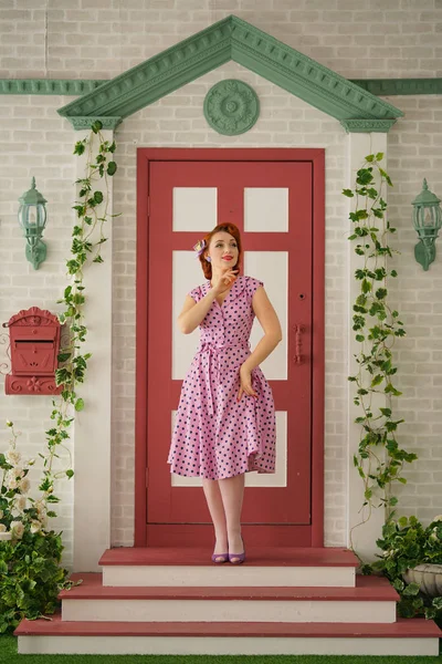 Mooie Roodharige Pin Meisje Sexy Roze Polka Dot Jurk Vintage — Stockfoto