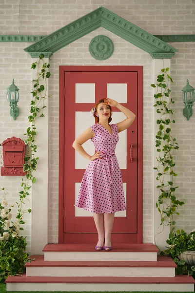 Mooie Roodharige Pin Meisje Sexy Roze Polka Dot Jurk Vintage — Stockfoto