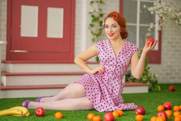 Gyönyörű Vörös Hajú Pin Lány Szexi Rózsaszín Petty Ruha Vintage — Stock Fotó
