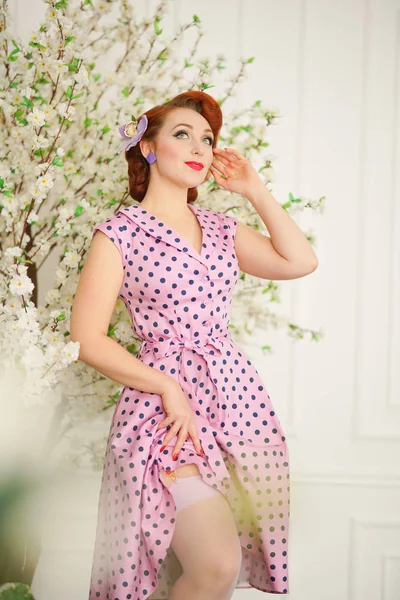 Bonita Chica Pin Vestido Lunares Retro Cerca Del Árbol Con — Foto de Stock