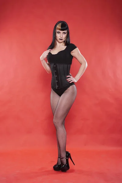 Gothic Girl Schwarzer Kleidung Auf Rotem Studiohintergrund Allein — Stockfoto