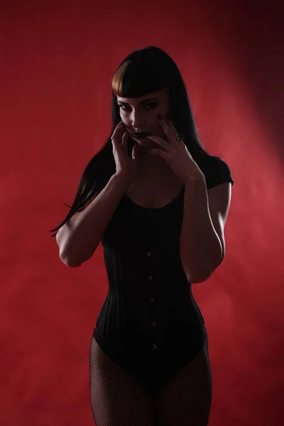 Goth Girl Czarne Ubrania Czerwony Studio Tło Sam — Zdjęcie stockowe