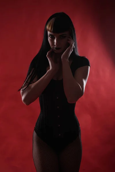 Goth Fille Noir Vêtements Sur Rouge Studio Fond Seul — Photo