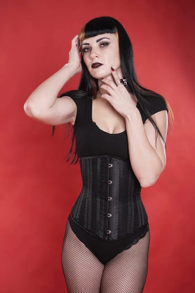 Goth Flicka Svarta Kläder Röda Studio Bakgrund Ensam — Stockfoto