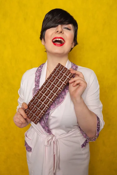 Velikost Ženy Stojí Růžovém Županu Drží Ruce Obrovský Bar Čokolády — Stock fotografie