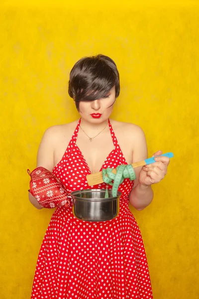 빨간색 물방울 드레스에서 여자는 냄비와 숟가락에 센티미터 테이프 다이어트 그림에 — 스톡 사진
