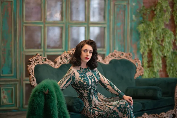 Élégante Fille Caucasienne Dans Une Robe Dentelle Longue Paillettes Luxueuse — Photo
