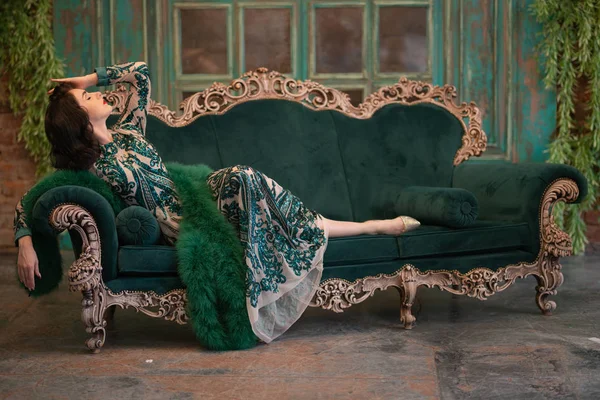 Элегантная Кавказская Девушка Роскошных Длинных Блестках Кружевное Платье Зеленым Пушистым — стоковое фото
