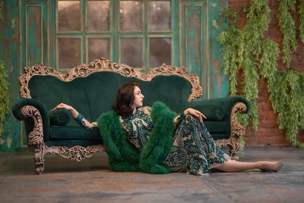 Eleganta Vita Flicka Lyxigt Lång Paljetter Spets Klänning Med Grön — Stockfoto