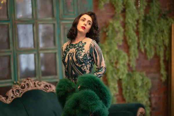 Elegante Kaukasische Mädchen Einem Luxuriösen Langen Pailletten Spitzenkleid Mit Einer — Stockfoto