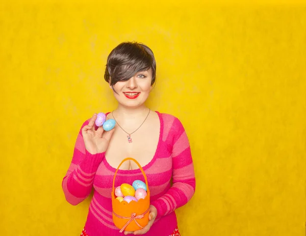 Bella Donna Paffuto Adulto Con Capelli Corti Possesso Uova Colorate — Foto Stock