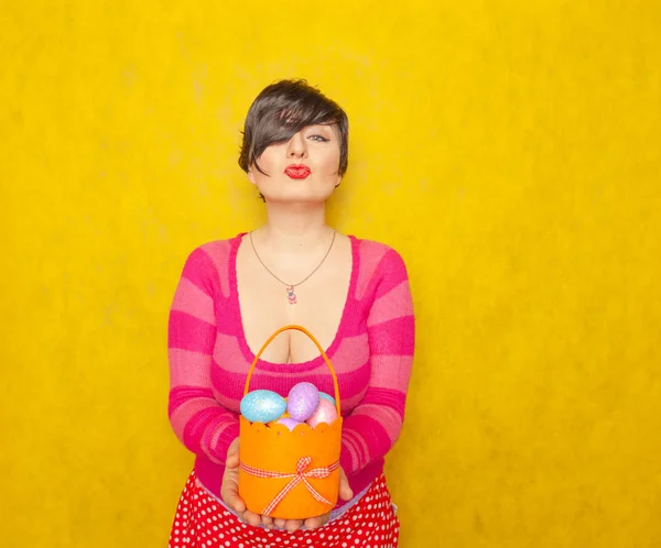 Bastante Adulto Gordita Mujer Con Pelo Corto Celebración Coloridos Huevos —  Fotos de Stock