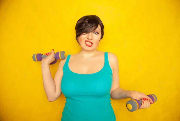 Mollige Vreugdevolle Emotionele Meisje Met Kort Haar Een Blauw Shirt — Stockfoto