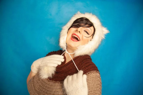 Charmantes Kaukasisches Mädchen Mit Weißem Winterhut Und Katzenohren Lächelt Und — Stockfoto