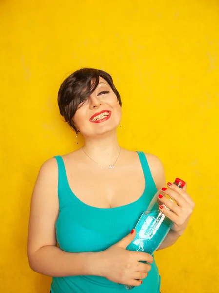 Веселая Девушка Короткими Волосами Большой Бутылкой Воды Желтом Фоне Студии — стоковое фото