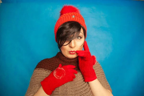 Hübsche Brünette Mädchen Tragen Mode Rot Gestrickt Winter Gat Und — Stockfoto