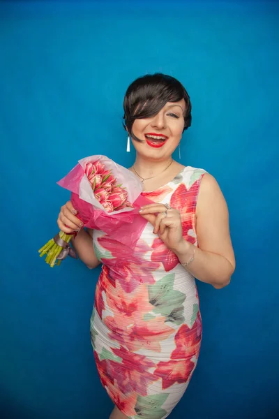 Linda Chica Sonriente Vestido Primavera Sostiene Rosa Fresco Ramo Flores —  Fotos de Stock