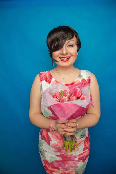 Linda Chica Sonriente Vestido Primavera Sostiene Rosa Fresco Ramo Flores —  Fotos de Stock