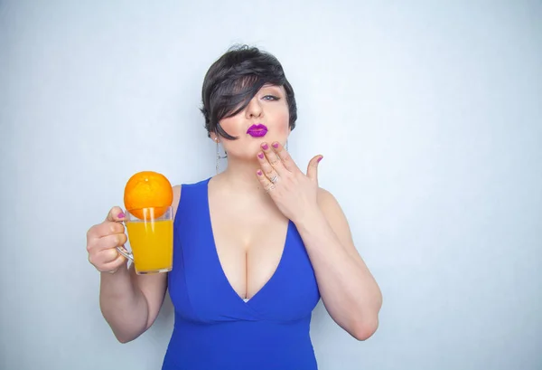 Linda Chica Con Vaso Jugo Naranja Sus Manos Sobre Fondo — Foto de Stock