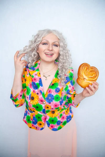 Menina Gordinha Bonito Com Cabelos Encaracolados Brancos Uma Jaqueta Verão — Fotografia de Stock