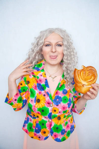 Menina Gordinha Bonito Com Cabelos Encaracolados Brancos Uma Jaqueta Verão — Fotografia de Stock