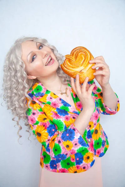 Menina Gordinha Bonito Com Cabelos Encaracolados Brancos Uma Jaqueta Verão — Fotografia de Stock