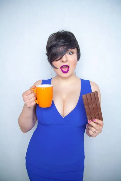 Aranyos Kövér Lány Csokit Egy Pohár Kezében Mosolygó Szeretettel Édesség — Stock Fotó