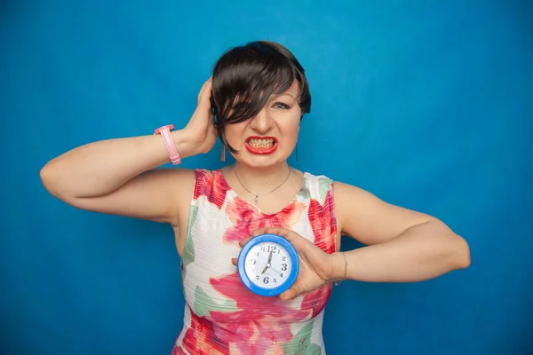 Boos Gillen Ongelukkig Meisje Houdt Van Een Ronde Wekker Blauwe — Stockfoto