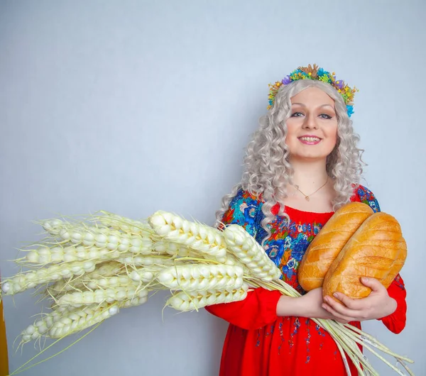 Niedliche Mollige Mädchen Aus Dem Dorf Einem Roten Sommerkleid Mit — Stockfoto