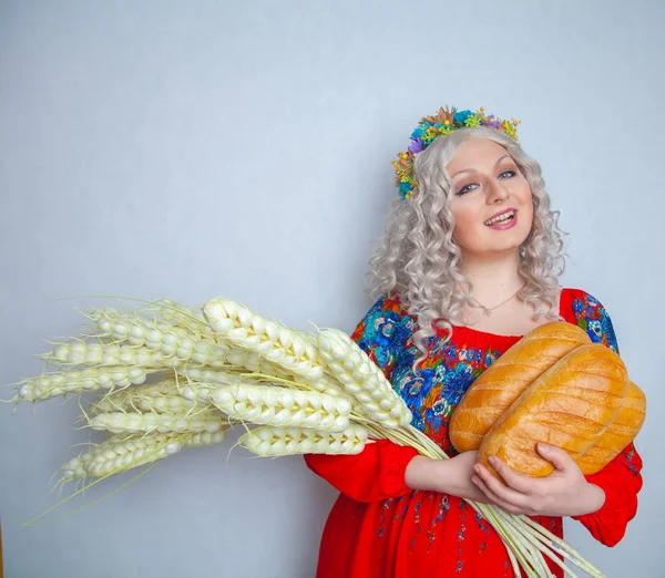 Charmante Pausbäckige Lächelnde Mädchen Mit Großen Ähren Von Reifem Weizen — Stockfoto