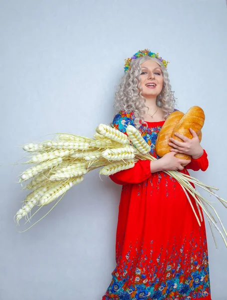 Charmante Pausbäckige Lächelnde Mädchen Mit Großen Ähren Von Reifem Weizen — Stockfoto